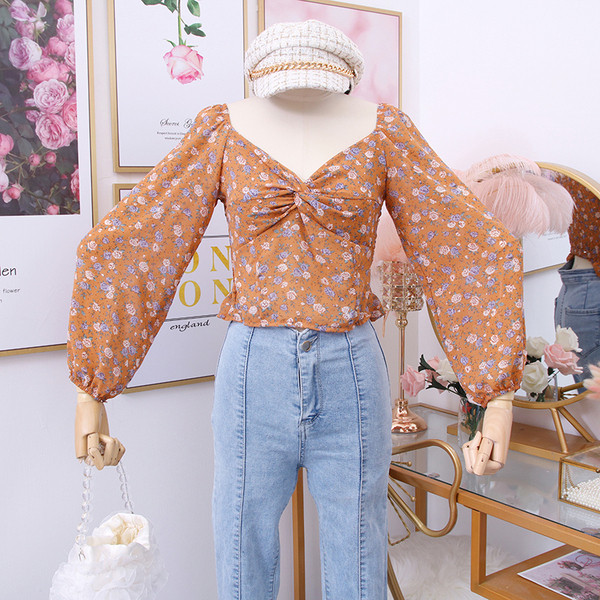 Új modell női blúz spitz nyakkivágással és virágmotívumokkal több színben