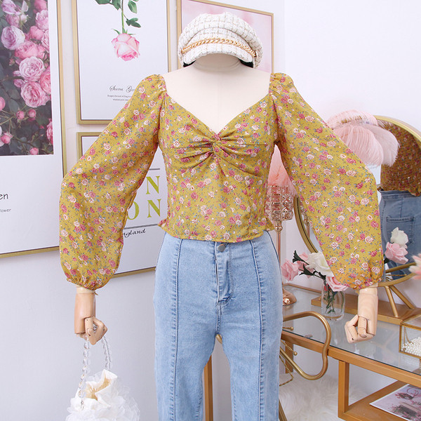 Új modell női blúz spitz nyakkivágással és virágmotívumokkal több színben