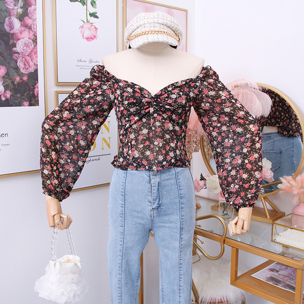 Új modell női blúz spitz nyakkivágással és virágmotívumokkal több színben