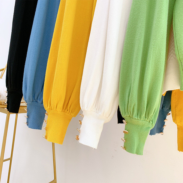 Női pulóver kerek nyakkivágással, gombokkal több színben