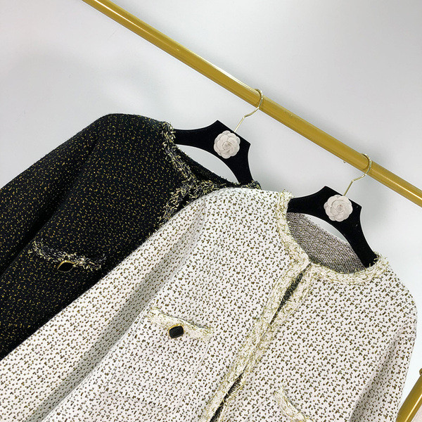 Női kockás kabát gombokkal és zsebekkel - két színben