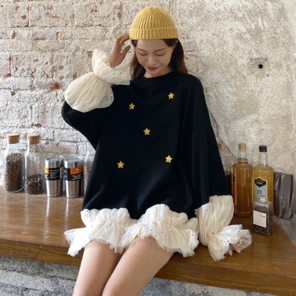 Női alkalmi ruha fekete színben, tüll és ovális nyakkivágással