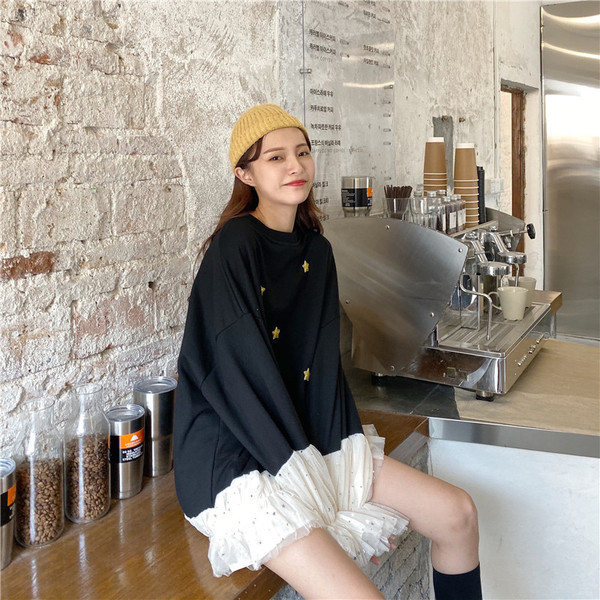 Női alkalmi ruha fekete színben, tüll és ovális nyakkivágással