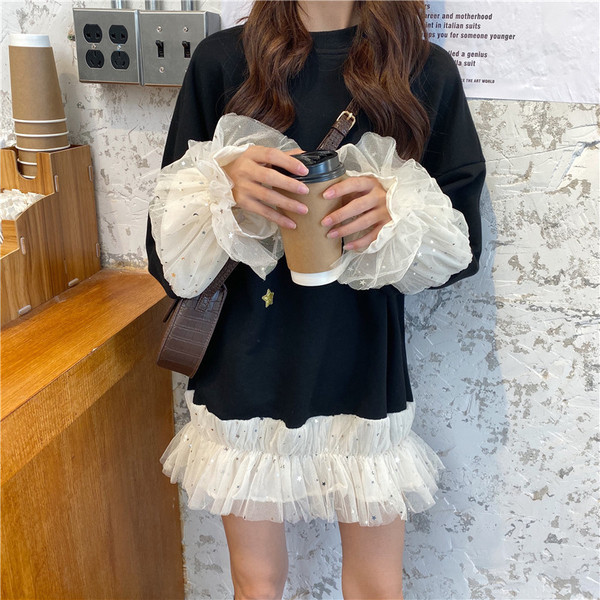 Női alkalmi ruha fekete színben, tüll és ovális nyakkivágással