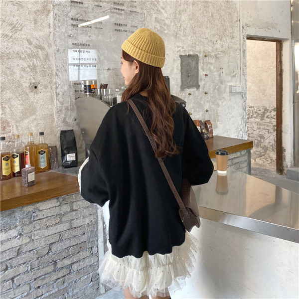 Női alkalmi ruha fekete színben, tüll és ovális nyakkivágással