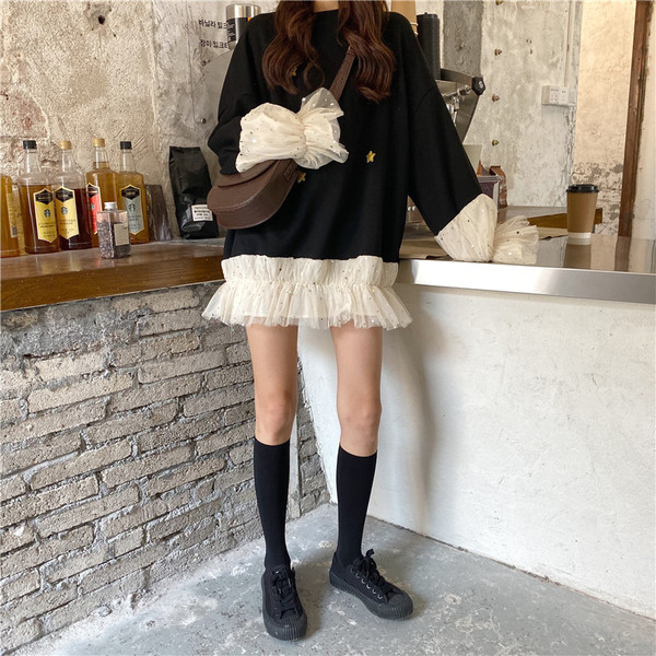 Női alkalmi ruha fekete színben, tüll és ovális nyakkivágással