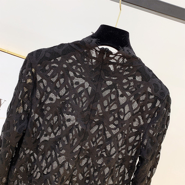 Női csipkeblúz fehér és fekete cipzárral