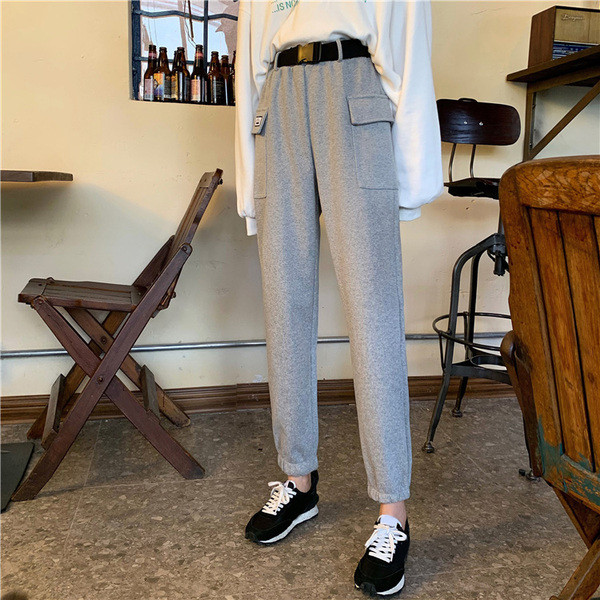 Női sportnadrág szürke és fekete színben, zsebekkel