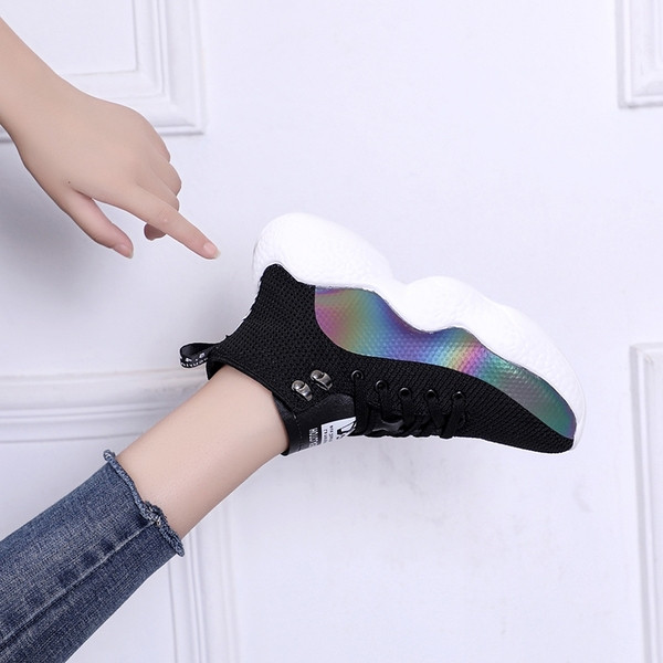 Modern női tornacipő fűzővel és magas durva talppal