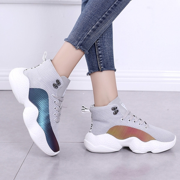 Modern női tornacipő fűzővel és magas durva talppal