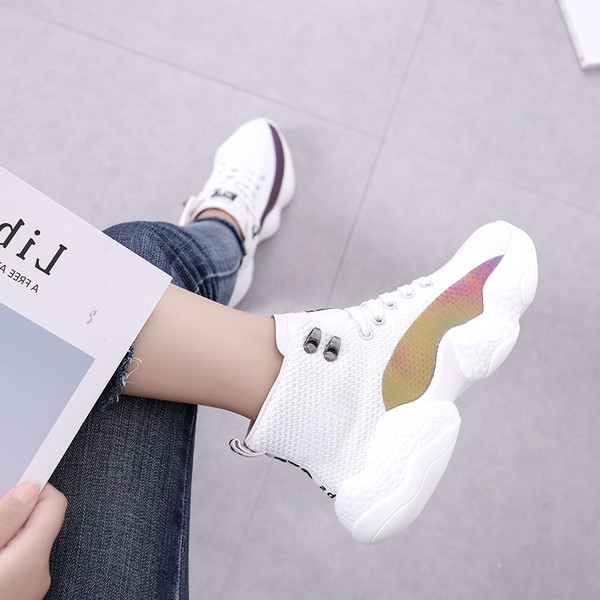 Modern női tornacipő fűzővel és magas durva talppal