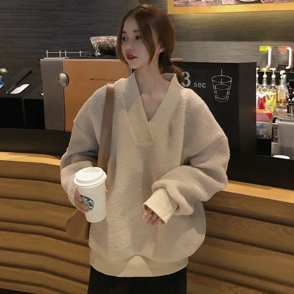 Női blúz széles modell spitz nyakkivágással, két színben rózsaszín és bézs