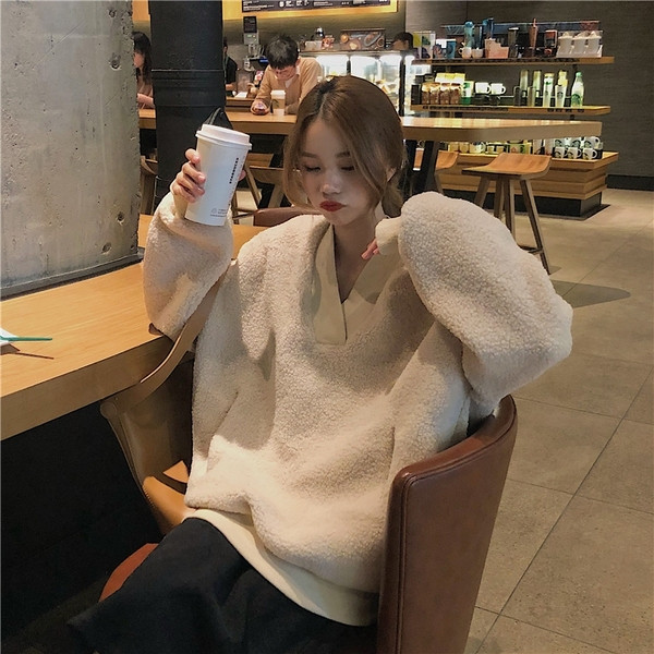 Női blúz széles modell spitz nyakkivágással, két színben rózsaszín és bézs