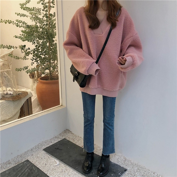 Női blúz széles modell spitz nyakkivágással, két színben rózsaszín és bézs