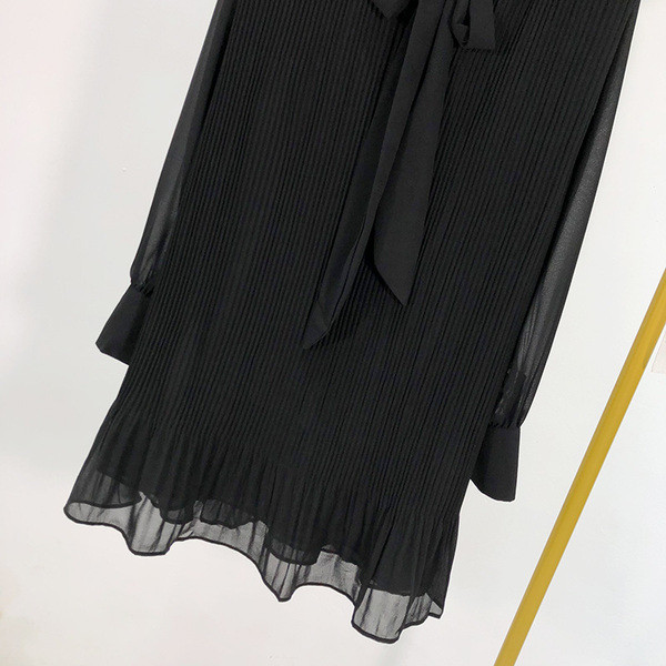 Rövid, elegáns fekete sifonruha, nyakkendővel