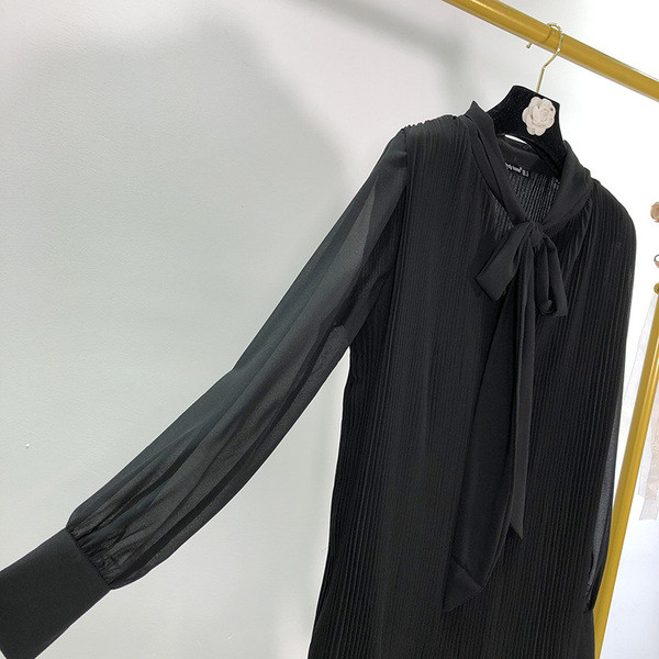 Rövid, elegáns fekete sifonruha, nyakkendővel