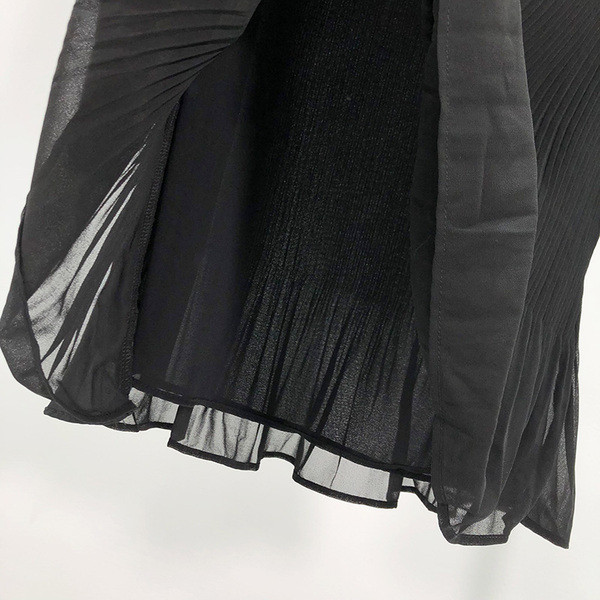 Rövid, elegáns fekete sifonruha, nyakkendővel