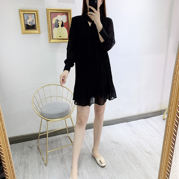 Rövid, elegáns fekete sifonruha, nyakkendővel