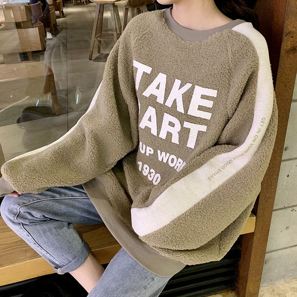 Női modern blúz - széles modell felirattal