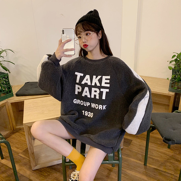 Női modern blúz - széles modell felirattal