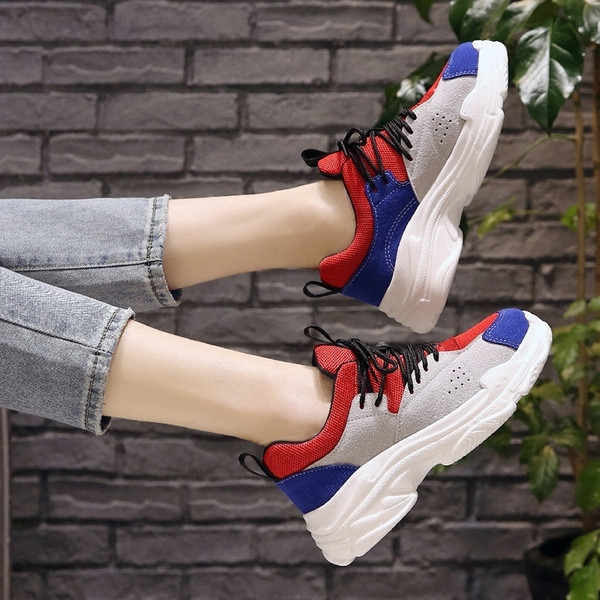 Női színes tornacipő durva talppal és fűzővel