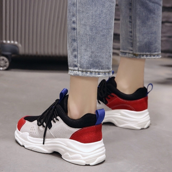 Női színes tornacipő durva talppal és fűzővel