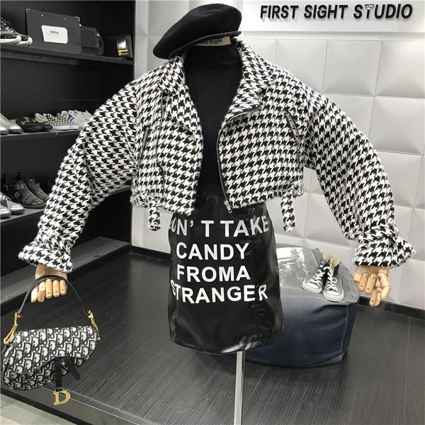 Női kockás kabát rövid modell két színben