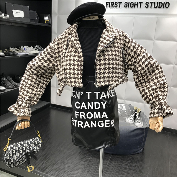 Női kockás kabát rövid modell két színben