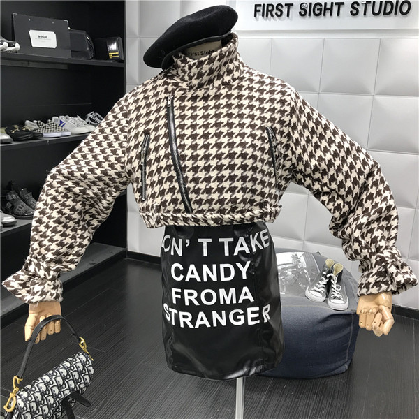 Női kockás kabát rövid modell két színben