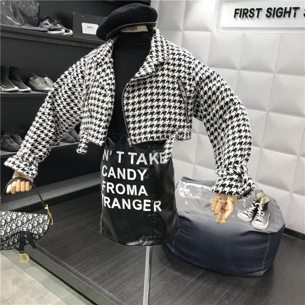 Női kockás kabát rövid modell két színben