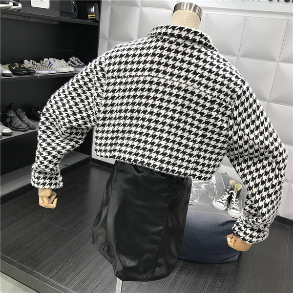 Női kockás kabát rövid modell két színben