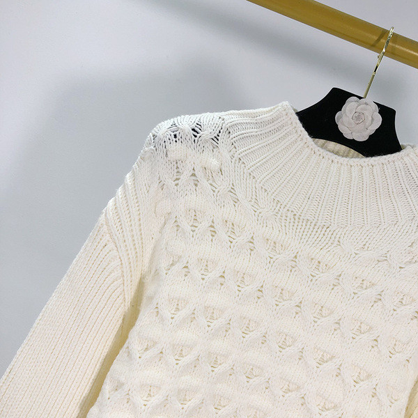 Λευκό γυναικείο πουλόβερ με μακρύ μανίκι και οβάλ ντεκολτέ