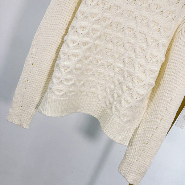 Λευκό γυναικείο πουλόβερ με μακρύ μανίκι και οβάλ ντεκολτέ