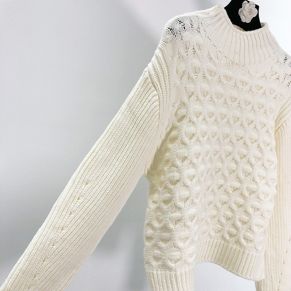 Λευκό γυναικείο πουλόβερ με μακρύ μανίκι και οβάλ ντεκολτέ