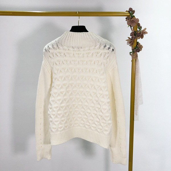 Λευκό γυναικείο πουλόβερ με μακρύ μανίκι και οβάλ ντεκολτέ