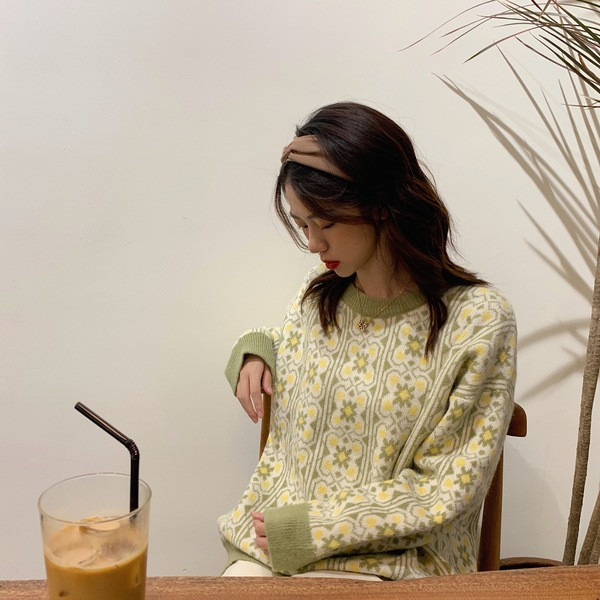 Női alkalmi pulóver rövid modell virágmintával