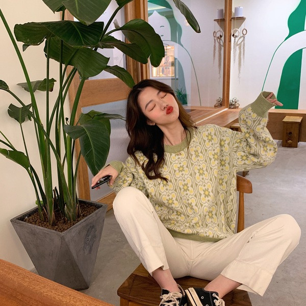 Női alkalmi pulóver rövid modell virágmintával