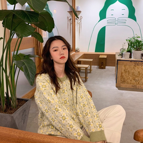 Női alkalmi pulóver rövid modell virágmintával