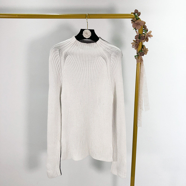 Hosszú testhezálló blúz fehér és szürke színben, magas gallérral