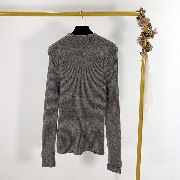 Hosszú testhezálló blúz fehér és szürke színben, magas gallérral