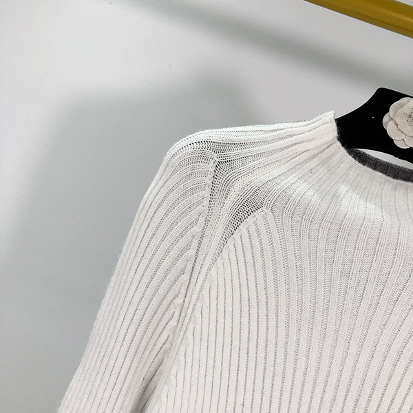 Hosszú testhezálló blúz fehér és szürke színben, magas gallérral