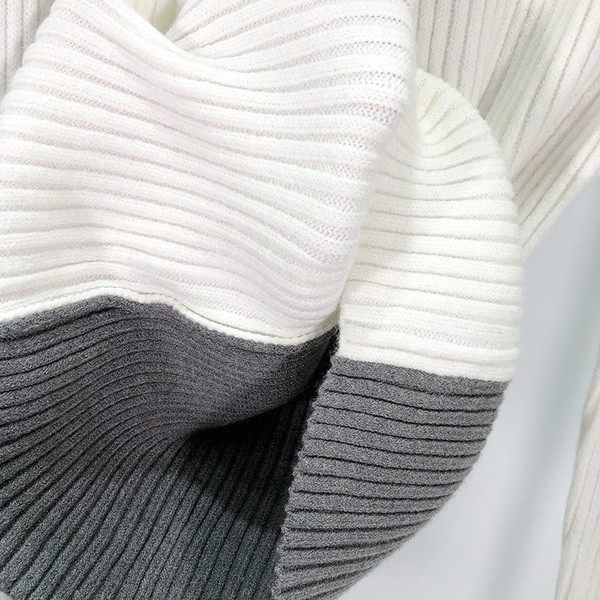 Hosszú testhezálló blúz fehér és szürke színben, magas gallérral