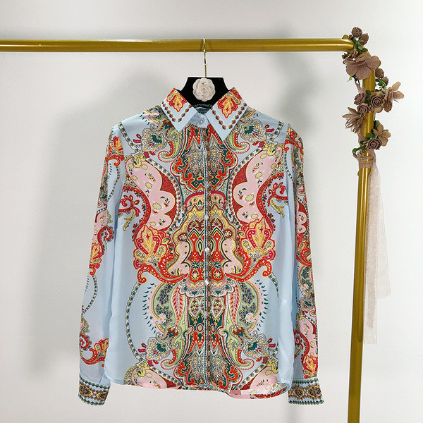 Cămașă de damă în albastru și model cu model - un model clasic