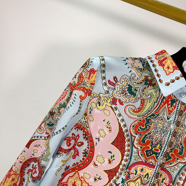 Cămașă de damă în albastru și model cu model - un model clasic