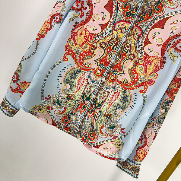 Cămașă de damă în albastru și model cu model - un model clasic