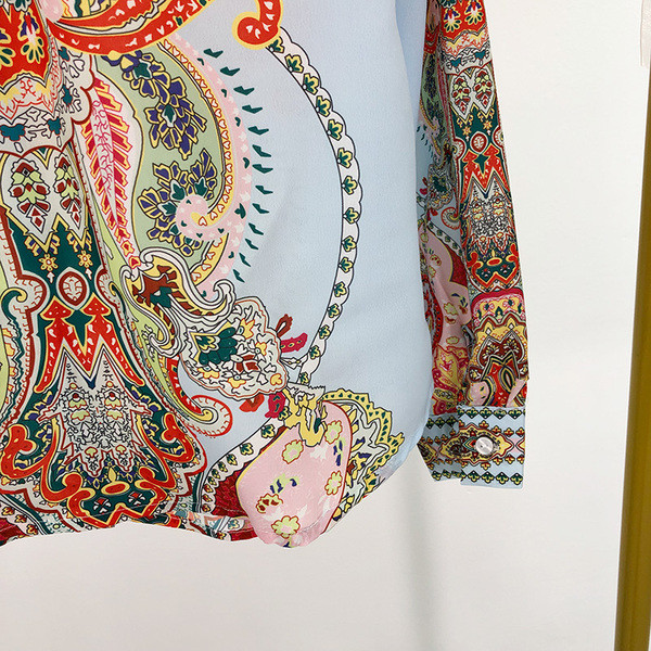 Cămașă de damă în albastru și model cu model - un model clasic