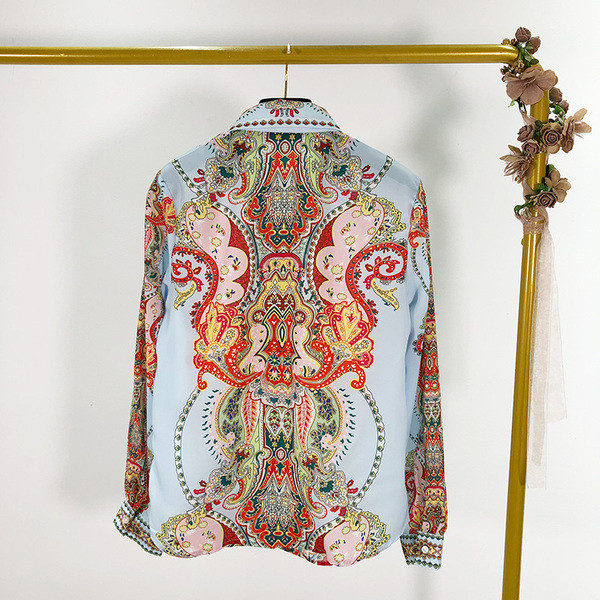 Cămașă de damă în albastru și model cu model - un model clasic