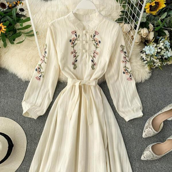 Fehér női ruha övvel