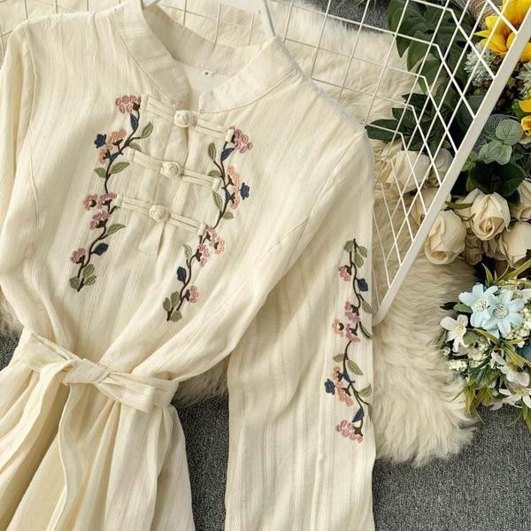 Fehér női ruha övvel