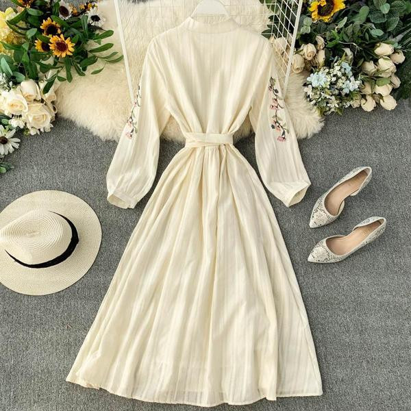 Fehér női ruha övvel